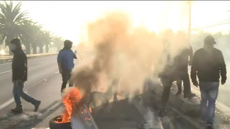 Encendieron barricadas: Deudores habitacionales cortaron el tránsito en Quilicura