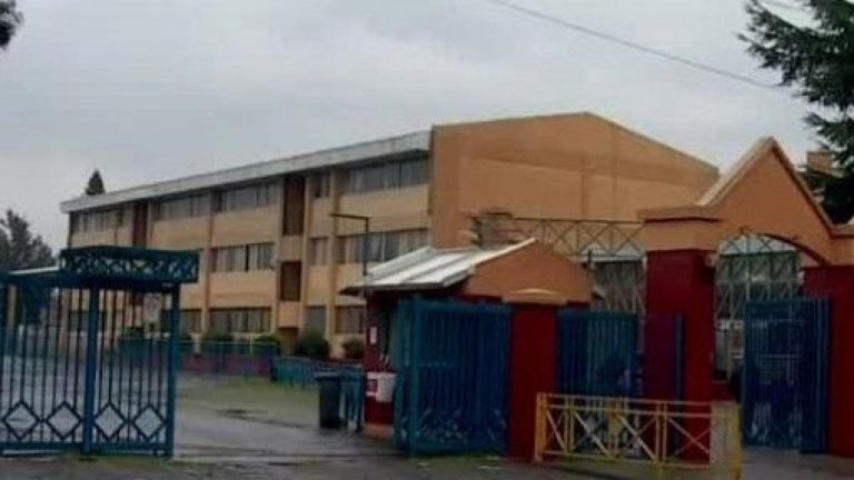 Apoderado enfrentó a estudiantes con un arma blanca en colegio de Maipú: Su hija sufría de bullying