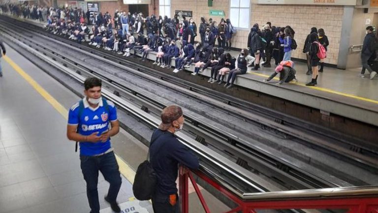 Estudiantes secundarias protestaron al interior del Metro: Servicio se mantuvo suspendido