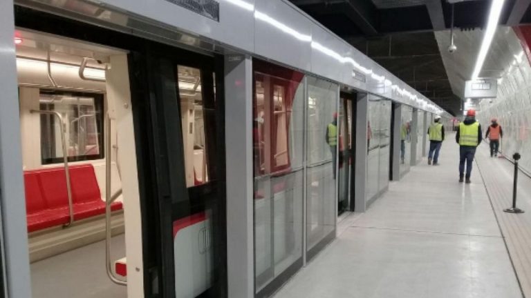 Suspensión del metro exceso de grasa: Usuarios debieron abandonar estaciones de la Línea 6