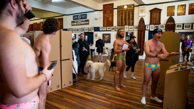 En traje de baño y comiendo salchichas: Las llamativas postales que dejaron las elecciones en Australia