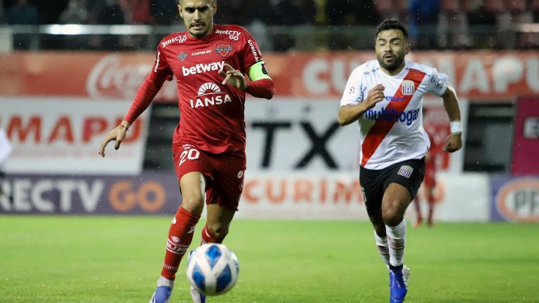 Ñublense se suma a Colo Colo y U. Española en la punta: Derrotó 3-1 a Curicó Unido