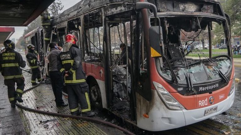 Sujetos con overoles blancos quemaron bus del transporte público: Dos fueron detenidos