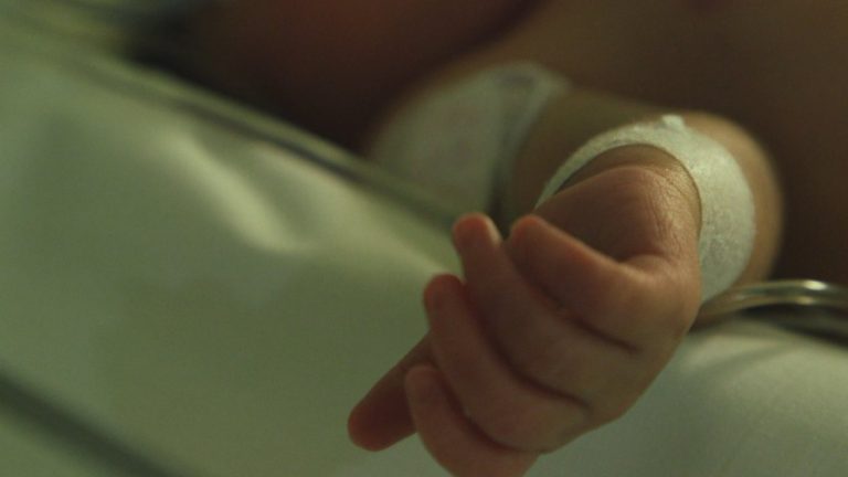 Indignante error: Dieron por muerta a guagua al nacer y estaba viva