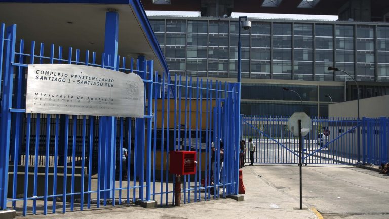 Tras las rejas: Gendarmería revela cómo extranjeros extorsionan a “primerizos” chilenos en penal de Santiago 1