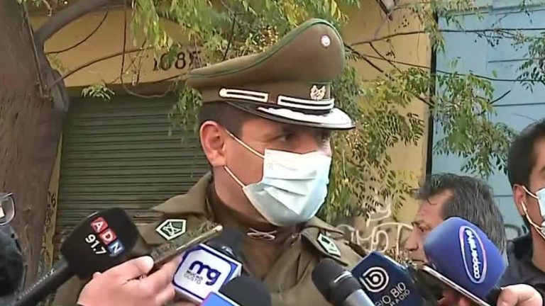 Carro lanza agua detuvo el incendio: Estudiantes lanzaron bombas molotov a las afueras del Liceo Barros Borgoña