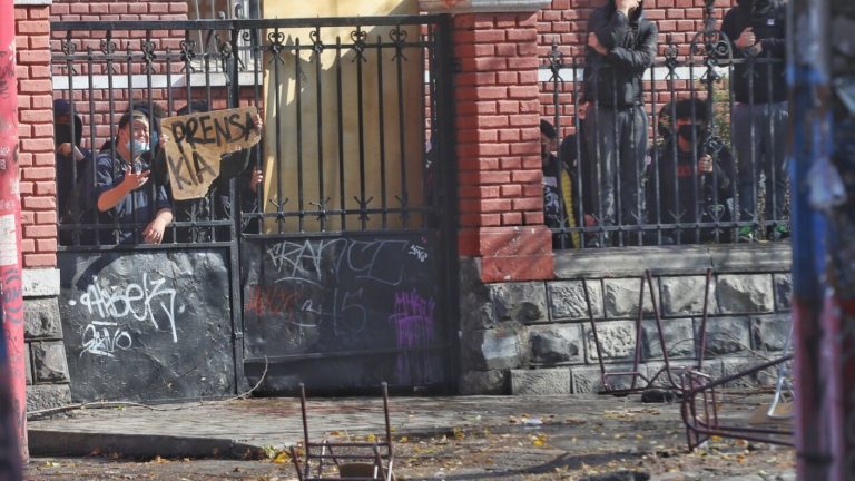 Prendieron fuego a furgón en cercanías del INBA y afuera del Liceo Barros Borgoño intentaron quemar un bus