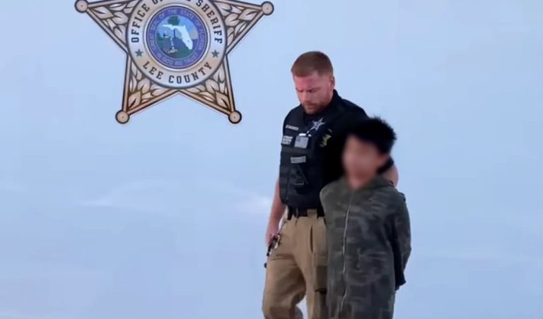 Policía de EE.UU. arresta a niño de 10 años acusado de amenazar con nuevo tiroteo en colegio