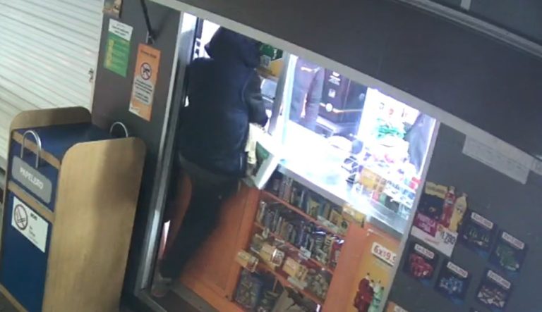 Detuvieron a hombres que robaron 215 cajetillas de cigarros, 6 bebidas energéticas y una botella de whisky