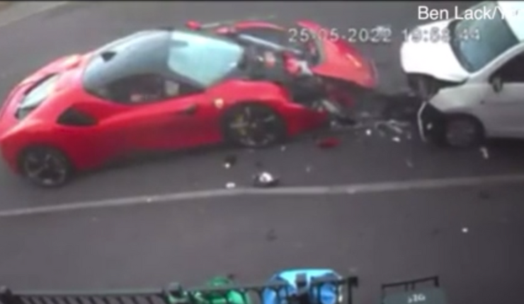 Está avaluado en más de $400 millones: Hombre choca su Ferrari contra autos estacionados y huye del lugar
