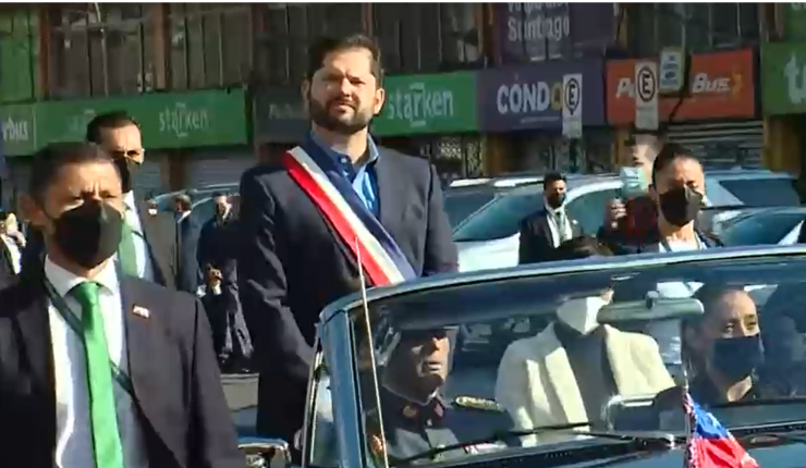 Saludando a la gente y con la banda presidencial: Así llegó el pdte. Boric al Congreso para la Cuenta Pública