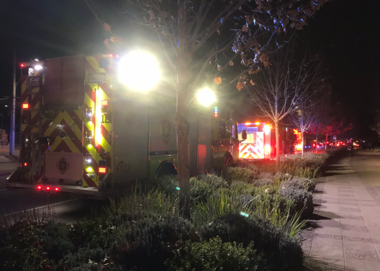 Emanación de humo en inmediaciones de mall en Las Condes mantuvo en alerta a bomberos