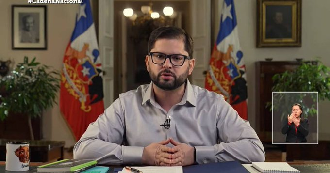 Gabriela Mistral y Brownie Boric: Las figuras que resaltaron en el despacho del Presidente en cadena nacional