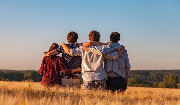 ¿Qué hace a las personas sociables? Ciencia descubre la respuesta en la genética