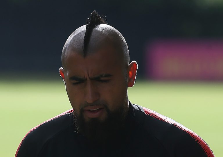 Dinero en disputa familiar: Arturo Vidal amplía querella contra su primo por administración desleal