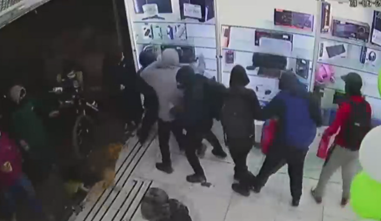 Trabajadoras relatan cómo ocurrió el saqueo en Santiago Centro: “Nos amenazaron con cuchillos”