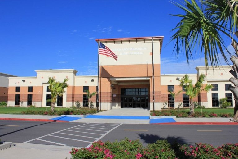 Detienen a estudiante en escuela de Texas luego de encontrar un arma y municiones en su auto