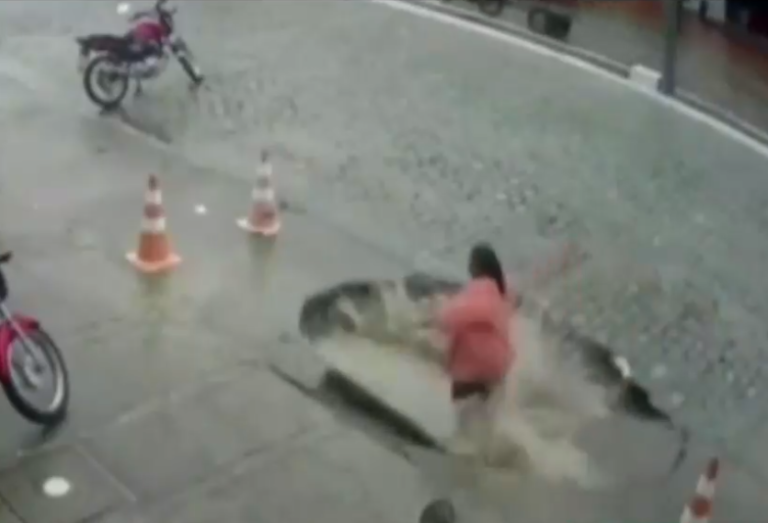 El impactante momento en que una mujer cae a un socavón en Brasil