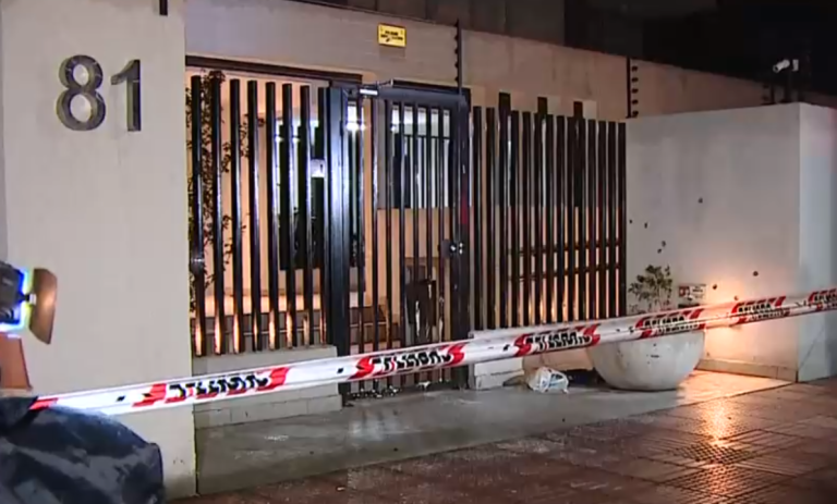 Se bajó del auto y percutó más de 10 tiros: Conductor baleó a pareja en la entrada de un edificio en La Cisterna