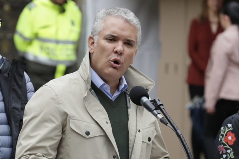 Ordenan cinco días de arresto domiciliario al presidente de Colombia por desacatar una orden judicial