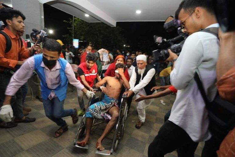 Al menos 10 muertos y 170 heridos en explosión en un depósito en Bangladesh