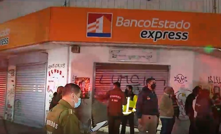 Auto quedó incrustrado en sede de un banco tras persecución en La Cisterna: Tres sujetos resultaron detenidos