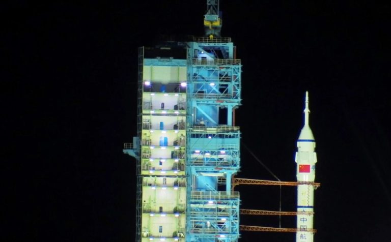 Con tres astronautas a bordo: China lanza con éxito nueva nave hacia su estación espacial