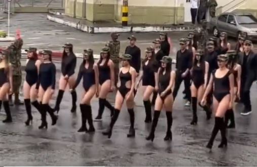 Polémica en Colombia: Graban desfile de mujeres en body en recinto del Ejército