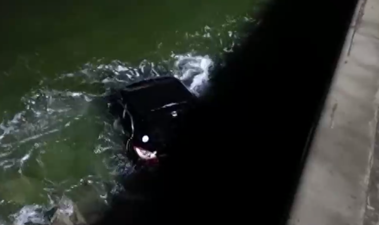 Conductora quería salir del ferri: Auto cayó al mar en pleno temporal en Los Lagos