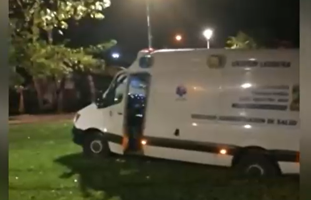 Ambulancia quedó atrapada en el barro por acceso cerrado a viviendas: Adulto mayor estaba en su interior