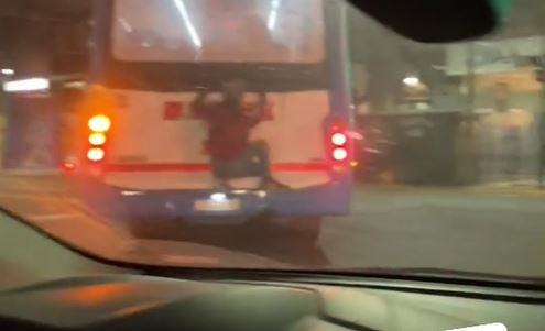 ¿Acaso Spider-Man? Grabaron a sujeto aferrado de parte trasera de bus en Argentina y se hizo viral