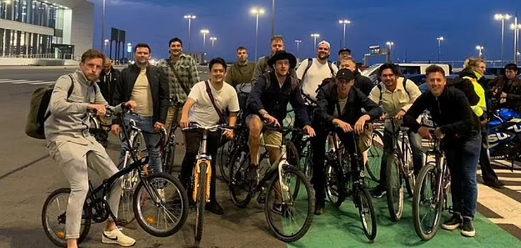 Todo por un amigo: Fueron a una despedida de soltero, les cancelaron el vuelo y terminaron volviendo en bicicleta