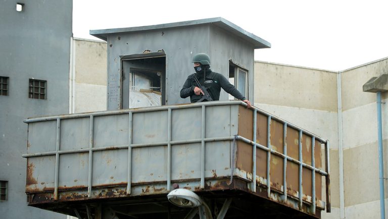 Detienen a gendarme de la cárcel de Valparaíso tras ser sorprendido entregando drogas y celulares a reos