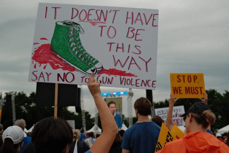 Senadores de EE.UU. logran acuerdo para aumentar el control de armas de fuego en el país
