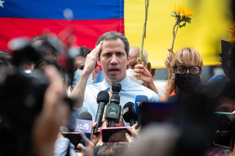 Le lanzaron objetos, empujones e insultos: Juan Guaidó fue agredido durante visita al oeste de Venezuela