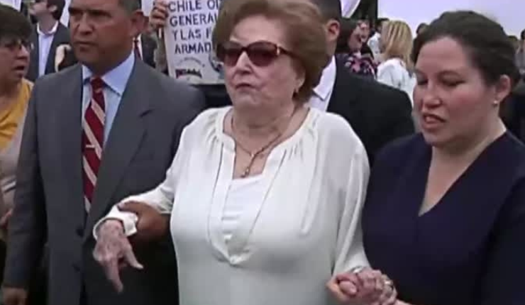 Ex cuidadora de Lucía Hiriart demandó a hijos de la familia Pinochet por malos tratos y deudas