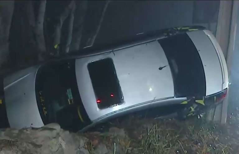 Ojo con la espesa niebla: Auto terminó volcado en una zanja en Camino a Lonquén