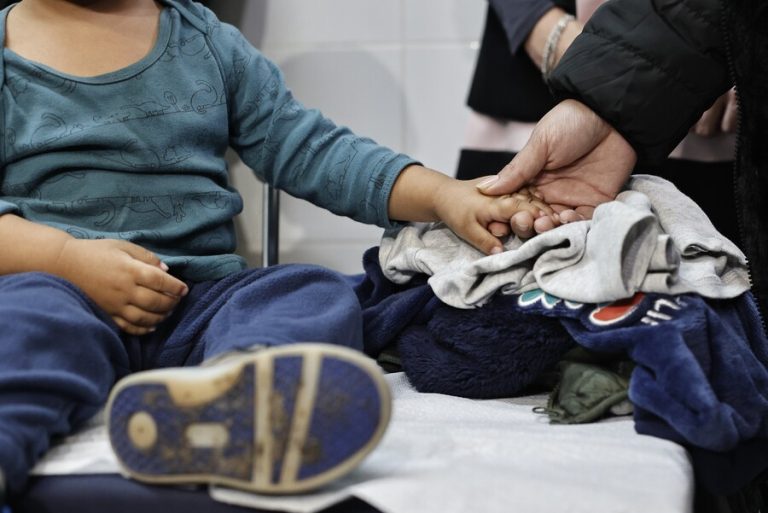 ¿Cuándo ir a urgencia por virus respiratorio? Los síntomas en recién nacidos para estar alerta