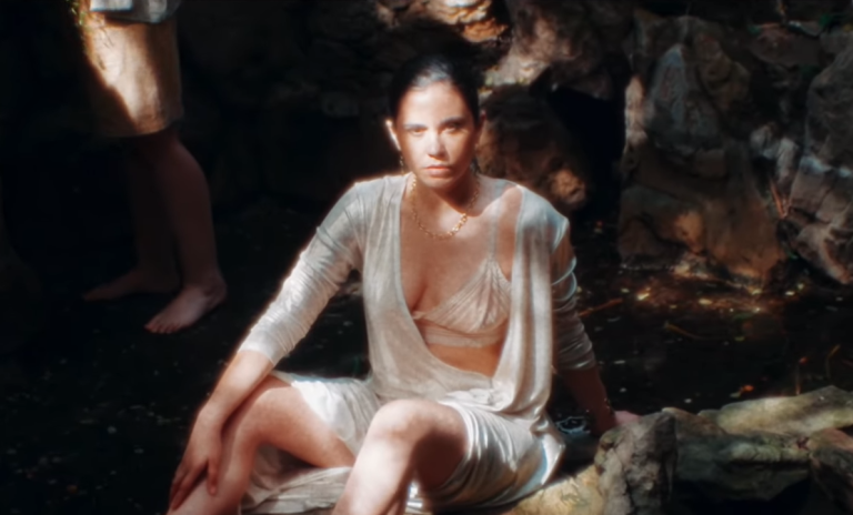 Javiera Mena lanza su nuevo single La isla de Lesbos: 