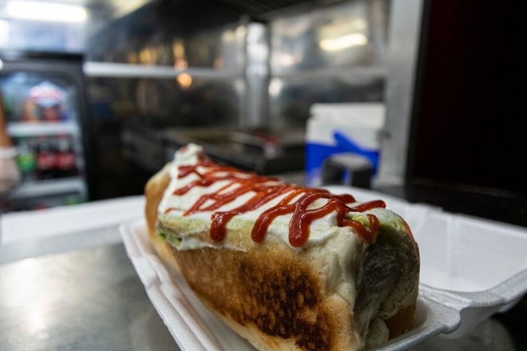 Otra víctima de la inflación: Precios de completos y sándwich sufren importante alza