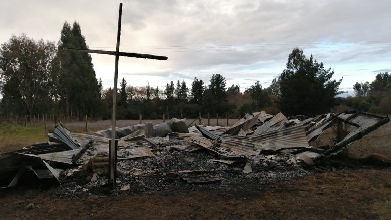 Nuevo ataque incendiario en La Araucanía: Queman una capilla en Victoria