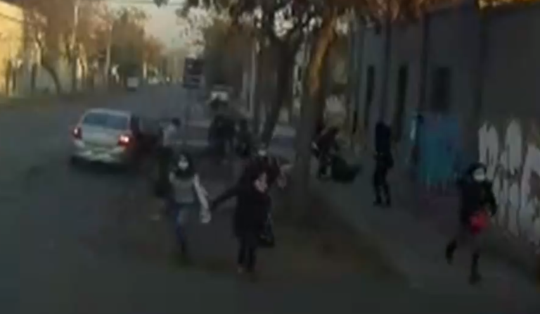 Pasajeros de un paradero sufrieron violento asalto mientras esperaban la micro en Santiago