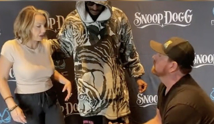 Hombre le pidió matrimonio a su novia frente a un confundido Snoop Dogg: Celebraron con un abrazo grupal