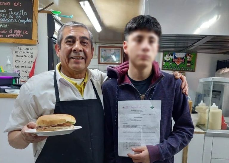 Dueño de local de comida rápida regala churrascos a estudiantes que se saquen nota 7 en el colegio