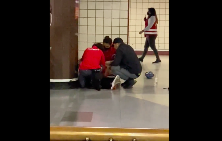 Balean a hombre dentro de estación de Metro Baquedano