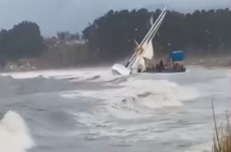Registran volcamiento de velero por fuertes marejadas en Quintero