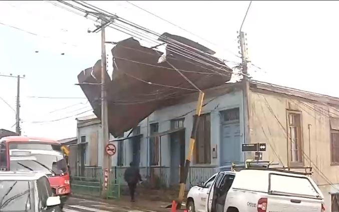 Fuertes vientos provocan voladura de techumbre en Valparaíso