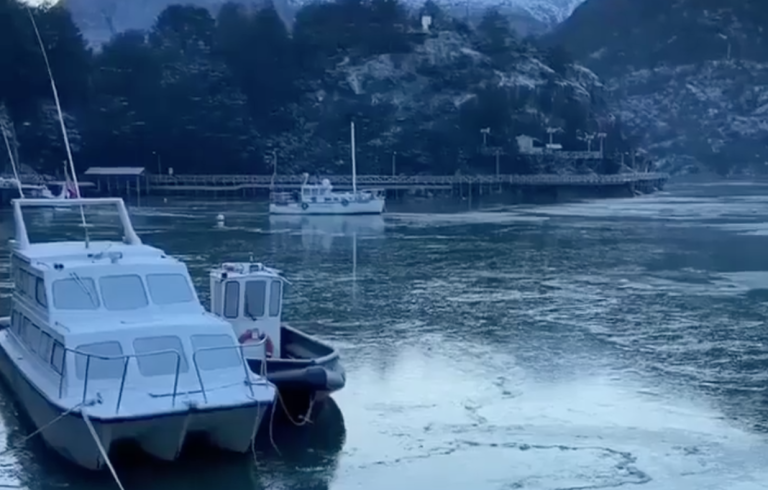 ¿Cómo fue posible? El mar se congeló en la bahía de Caleta Tortel