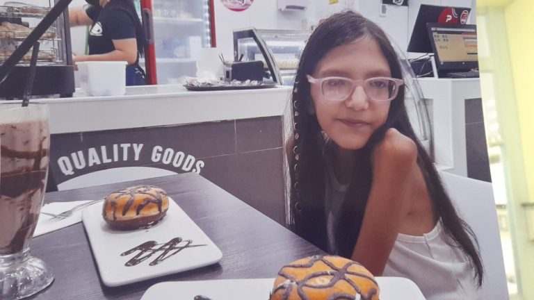 Niña necesita ser trasladada a Santiago: Familia de Iquique lucha por un cupo en el Hospital de la UC