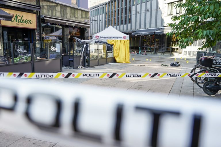 Investigan como ataque terrorista el tiroteo que dejó dos muertos y 21 heridos en bar gay en Oslo